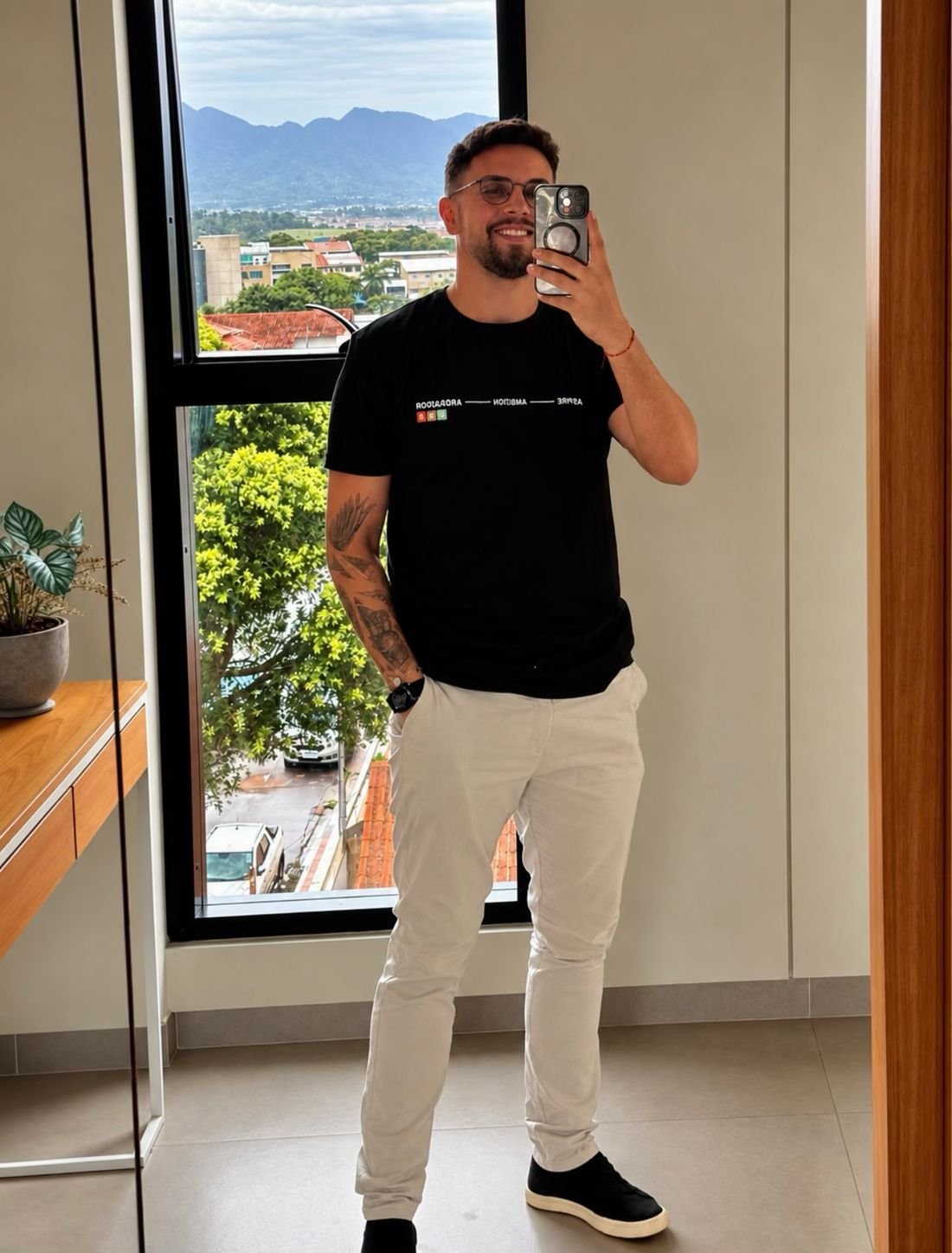 João Musso fotografando com o celular