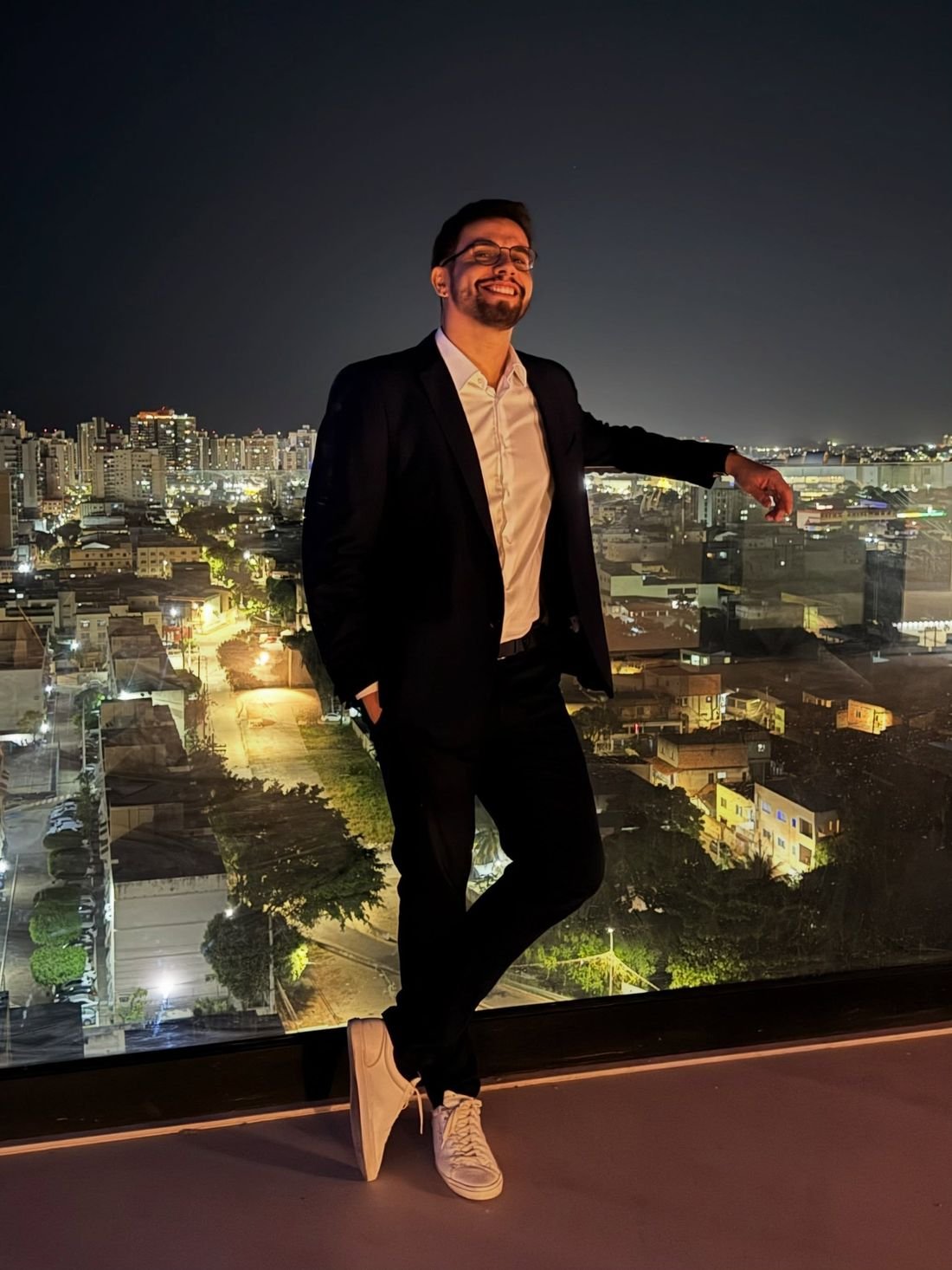 João de blazer em evento à noite