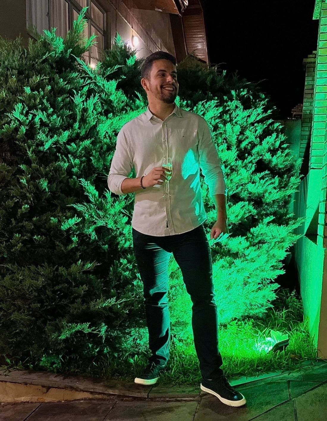 João de camisa clara à noite