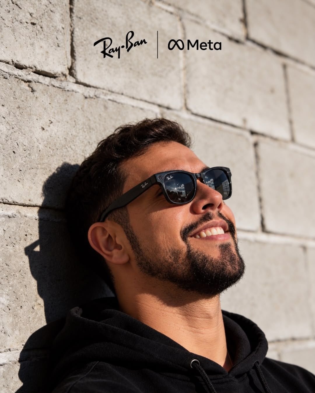 João usando óculos em ação de parceria