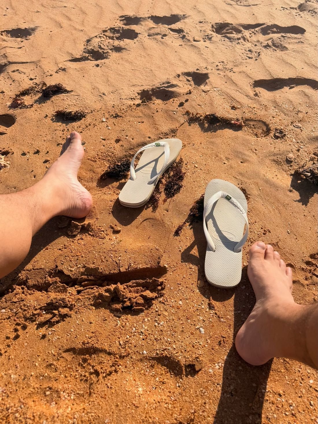 Pés na areia da praia